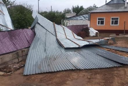 Сильный ветер срывал крыши зданий в Кызылординской области