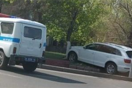 В Павлодаре автоледи сбила пешехода, влетела на газон и врезалась в дерево