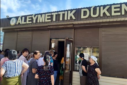 В очереди с четырех утра: казахстанцы штурмуют социальные магазины в битве за дешевый сахар