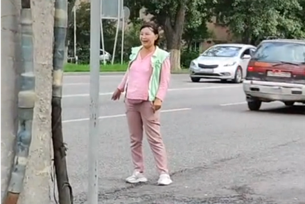 Девушка показывала голую грудь, чтобы поймать такси в Алматы