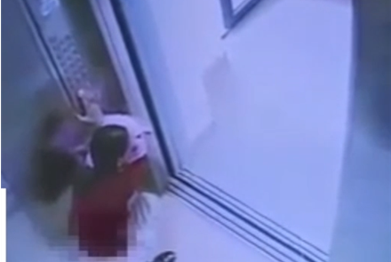 На видео попала девушка, которая испражнилась в лифте на глазах у парня