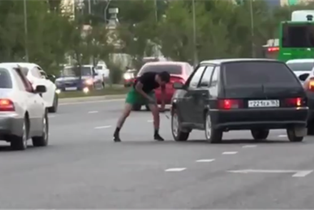 Алматинец во время конфликта на дороге проколол чужой машине шину - видео