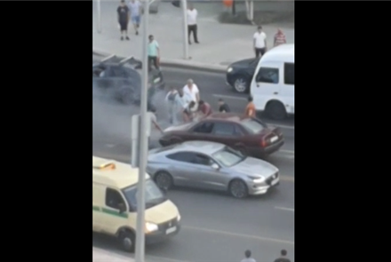 В столице добровольцы потушили загоревшуюся машину до приезда пожарных - видео