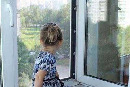 Девочки-близнецы выпали из окна третьего этажа в Атырау