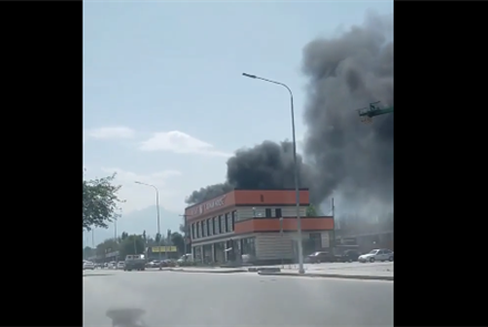Над Алматы клубится чёрный дым из-за пожара - видео