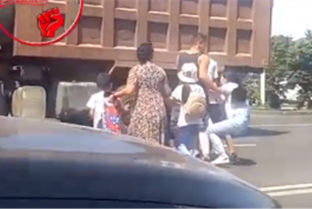 Девушка с детьми устроила конфликт посреди проезжей части - видео