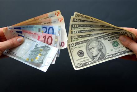 Доллар и евро сравнялись: нужно ли казахстанцам как можно быстрее бежать в обменники