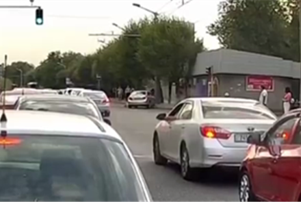 В Алматы на проспекте Абая машина сбила женщину - видео