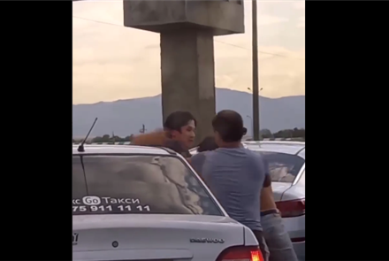 Драка водителей в Алматы посреди дороги попала на видео