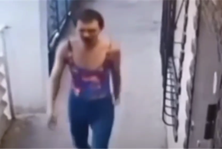 Мужчина в женском купальнике украл велосипед в Актау - видео
