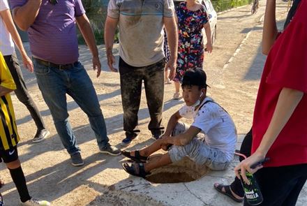 Парень из аула, приехавший поступать в колледж на юге Казахстана, спас малыша, упавшего в канализационный люк