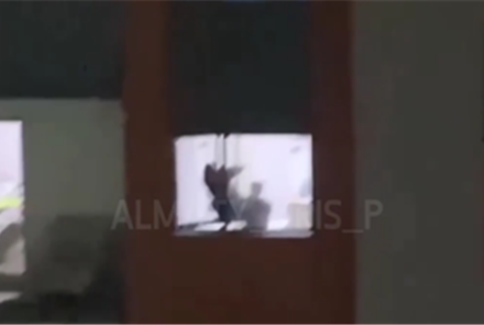 Девушка пыталась выпрыгнуть из окна в Алматы