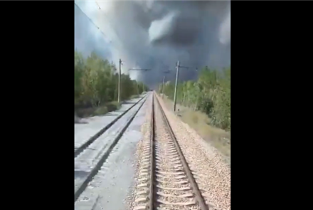 В Казнет попало видео, на котором локомотив спасается от пожара