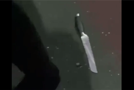 Мужчина бросался на алматинцев с ножом