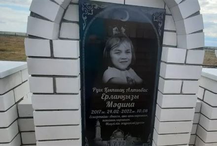 Волонтеры установили надгробие на могиле девочки, за судьбой которой следил весь Казахстан