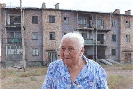 Дом в казахстанском поселке растаскивают по кирпичикам: там живут 82-летняя бабушка и мужчина-инвалид