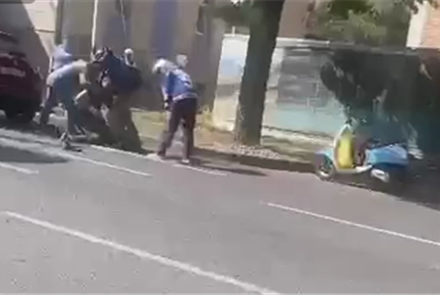 В Казнете появилось видео, на котором несколько человек избивают курьера