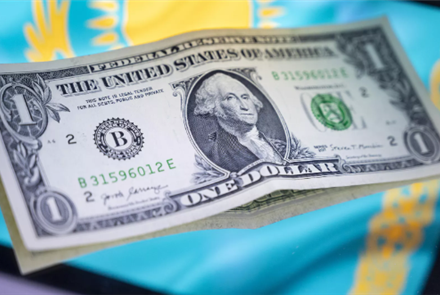 Должен ли доллар стоить 1000 тенге в Казахстане и почему