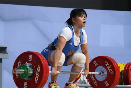 Бывшая олимпийская чемпионка из Казахстана взяла золото на чемпионате Азии по тяжёлой атлетике