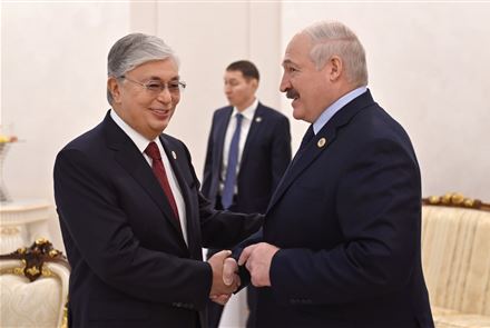 Касым-Жомарт Токаев на полях саммита СВМДА провел встречу с Президентом Беларуси