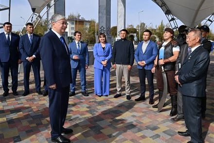 Глава государства на аллее у памятника Динмухамеду Конаеву встретился с ветеранами