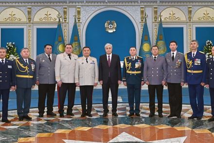 В канун Дня Республики Президент присвоил высшие воинские и специальные звания, классные чины