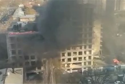 В Алматы загорелся строящийся ЖК - видео
