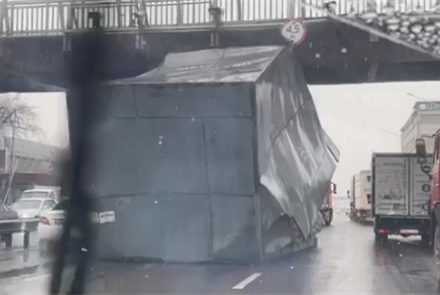 В Алматы грузовик врезался в надземный переход - видео