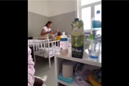 В больнице Шымкента засняли на видео, как мать бьёт своего маленького ребёнка