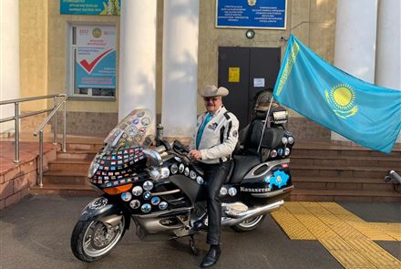 Байкер-кругосветник Дмитрий Петрухин приехал на избирательный участок №469 города Алматы на мотоцикле