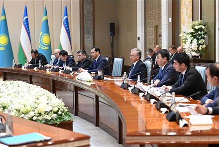 Президенты Казахстана и Узбекистана провели переговоры в расширенном составе