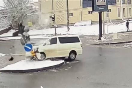 В Шымкенте пьяный водитель без прав протаранил светофор и врезался в автомобиль