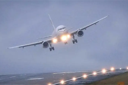 В Уральске самолеты не могут совершить посадку из-за сильного ветра