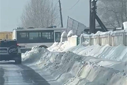 Автобус врезался в бетонное ограждение в Усть-Каменогорске