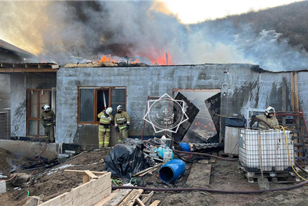 Недостроенный дом загорелся в Алматинской области