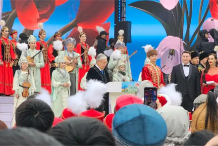 Касым-Жомарт Токаев поздравил казахстанцев с Наурызом на площади в Алматы