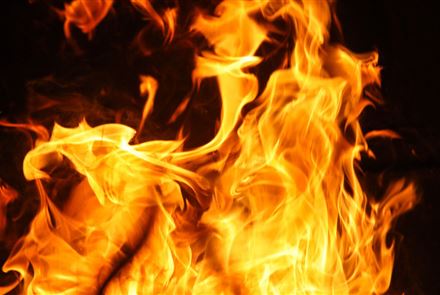 В Акмолинской области спасатели  вытащили 2 газовых баллона из пожара