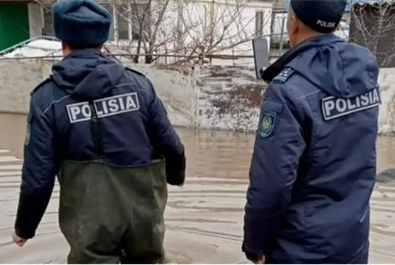 Казахстанские полицейские охраняют более 9 тысяч домов, покинутых из-за паводков