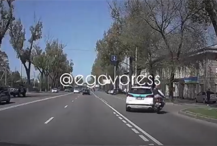 В Алматы полицейский автомобиль сбил мопедиста