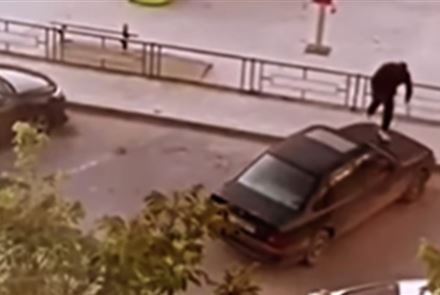 Мужчина прыгал на припаркованном автомобиле в Актау
