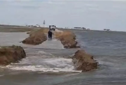 Паводковыми водами затопило дорогу из Атырау в Уральск