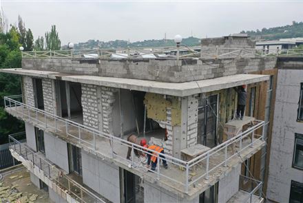 Незаконно возведенный третий этаж ЖК сносят в Алматы