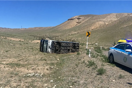 Тринадцать туристов пострадали из-за перевернувшегося в Алматинской области автобуса