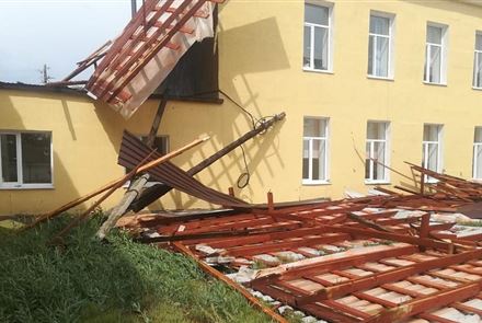 Сильным ветром сорвало крышу школы в Западно-Казахстанской области