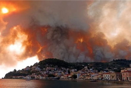 В Греции эвакуируют людей из-за лесных пожаров