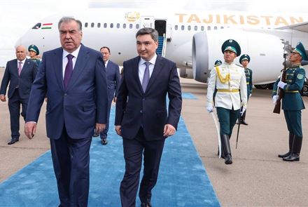 Эмомали Рахмон прибыл в столицу Казахстана на саммит ШОС