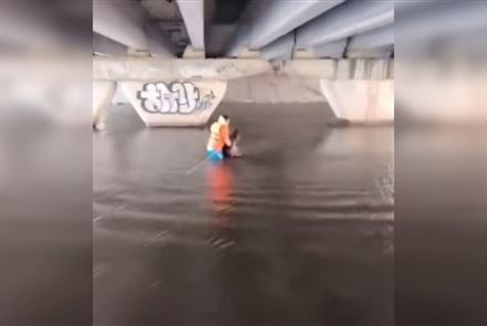 В Акмолинской области спасатели вытащили из воды мужчину, который находился под мостом в реке