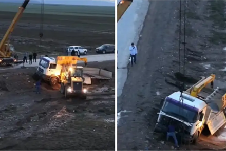 В Алматинской области грязевой поток снес с трассы грузовик