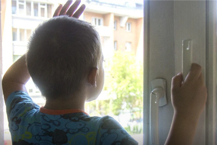В Акмолинской области из окна  второго этажа выпал четырёхлетний ребенок