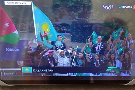 Сборная Казахстана проплыла по реке Сена на открытии Олимпиады в Париже